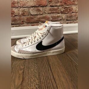 Nike Blazers - High-Top Sneakers in White and Black